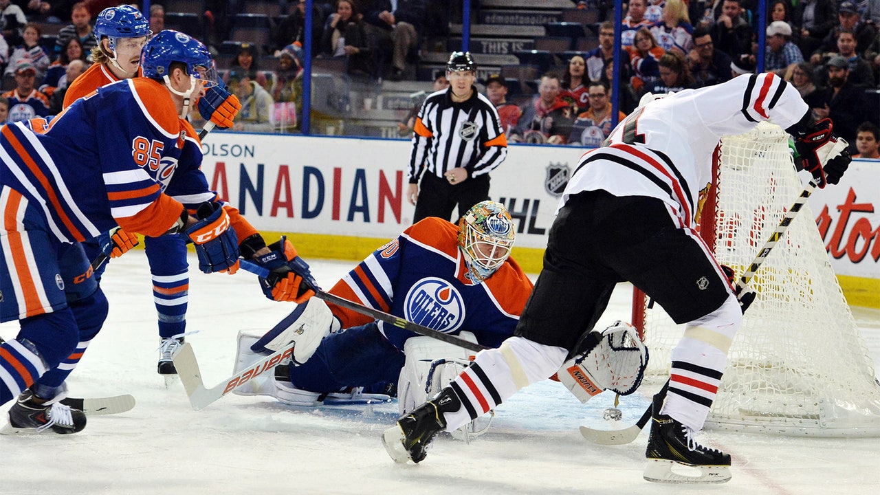 Toews, Hossa lead way as Blackhawks clobber Oilers